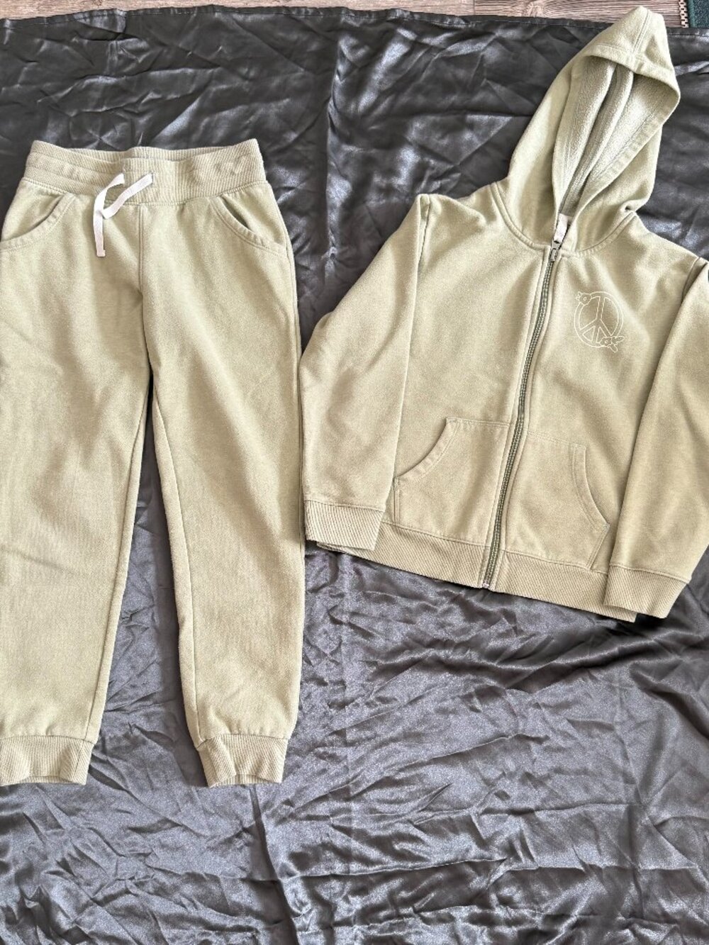 Cat & Jack Girls Sage Green Sweat Set Size M (8)